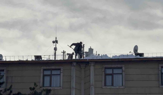 Tatvan'da çatılardaki kar ve buz kütleleri tehlike saçıyor
