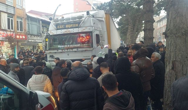 Tatvan'da tırın çarpması sonucu bir kişi hayatını kaybetti