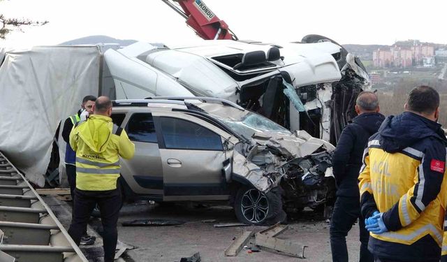 Tır karşı şeride geçip araçlara daldı: 1 ölü, 3 yaralı