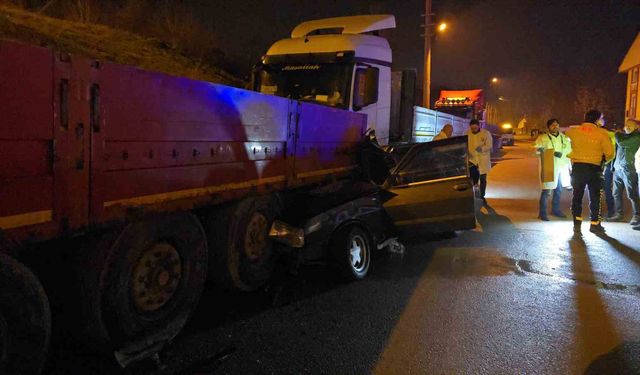Tofaş Tır'a ok gibi saplandı: 1'i ağır 2 yaralı