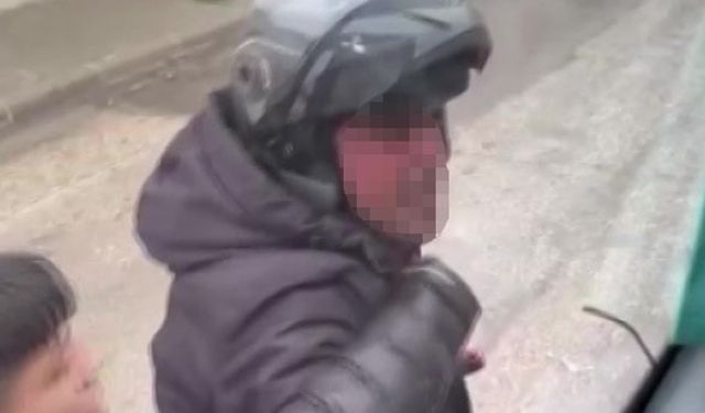 Trafikte tartıştığı servis aracının camını kaskıyla kırdı