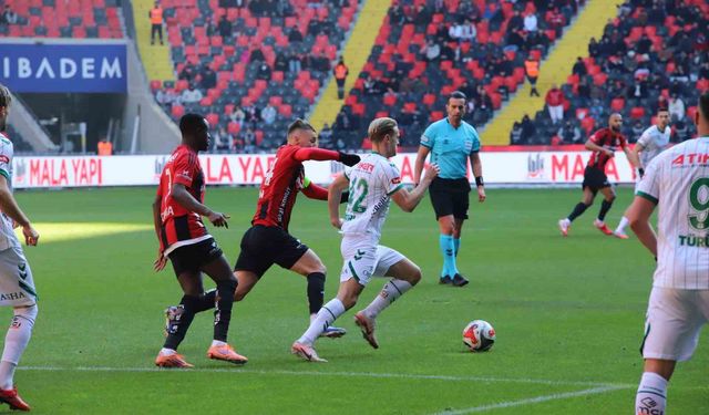 Trendyol Süper Lig: Gaziantep FK: 1 - Konyaspor: 0 (İlk yarı)