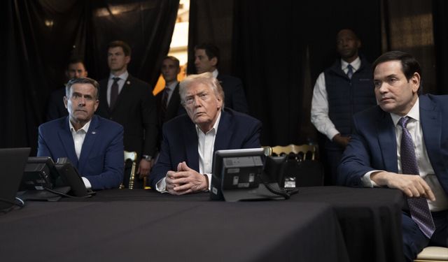 Trump, Venezuela'ya yönelik saldırıları izlediği anların fotoğrafını paylaştı