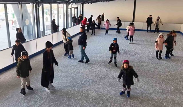 Ücretsiz buz pisti çocukların yüzünü güldürdü