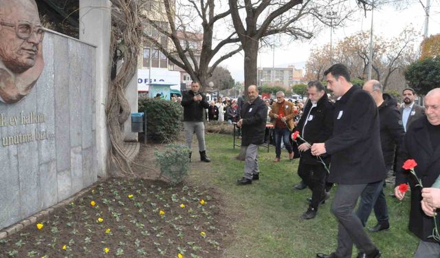 Uğur Mumcu, Salihli'de karanfillerle anıldı