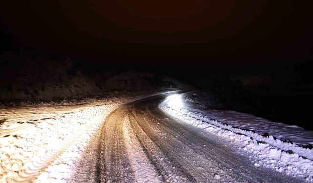 Uşak İl Özel İdaresi ekipleri kar sonrası kapanan yolları ulaşıma açtı