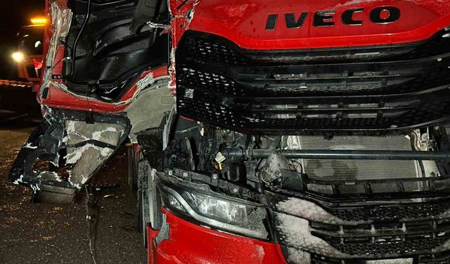 Uşak'ta 2 tır çarpıştı: 1 yaralı