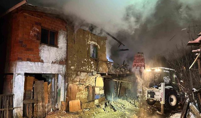 Uşak'ta iki katlı ev yangında küle döndü: Karı-koca dumandan etkilendi