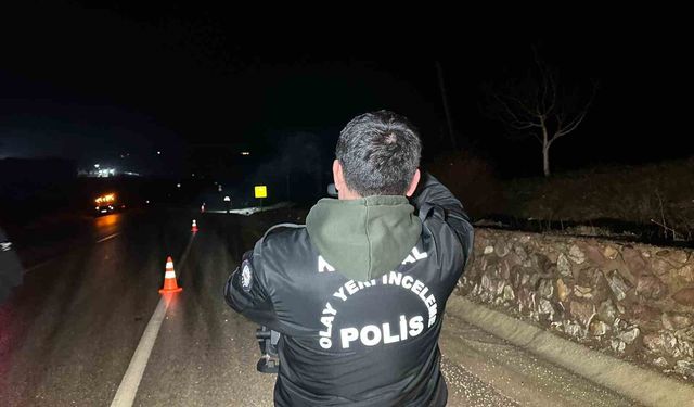 Uşak'ta otomobil şarampole devrilip takla attı: 1 ölü, 3 yaralı
