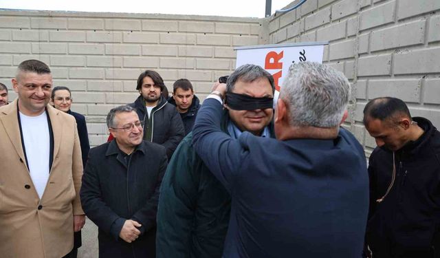 Vali yardımcısı gözleri bağlı araç kullandı