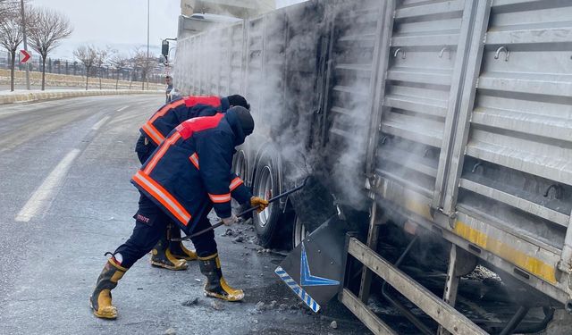 Van'da seyir halindeki tırın lastikleri yandı