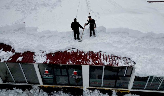 Vatandaşlar zarar görmesin diye çatılarda temizlik mesaisi başladı