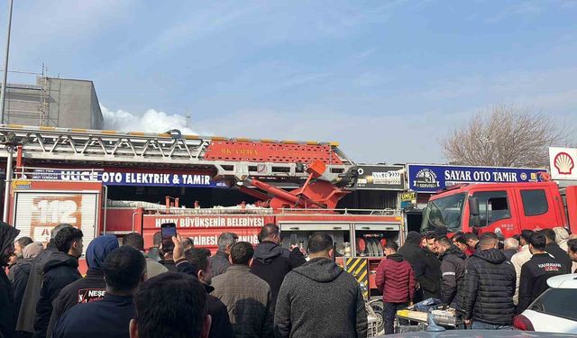 Yangını cep telefonuyla görüntülemek için birbirleriyle yarıştılar