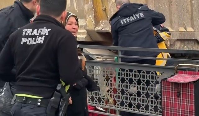 Yaya geçidinde kamyonun çarptığı kadın yaralandı, vatandaşlar sürücüye saldırdı