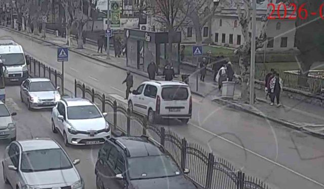 Yaya geçidinden geçerken araç çarptı