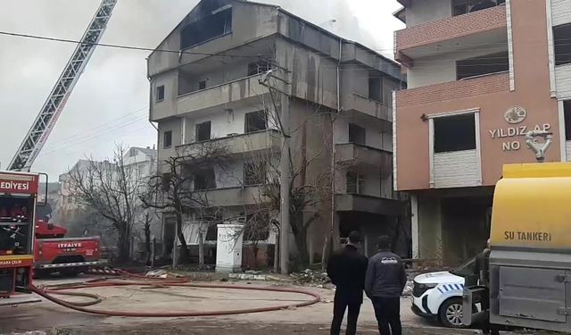Yıkımı süren binanın çatı katında yangın çıktı