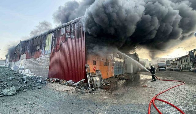 Yıllarca verdiği emekler alev alev yanan esnaf, 'ciğerimiz yandı' diyerek duygularını dile getirdi