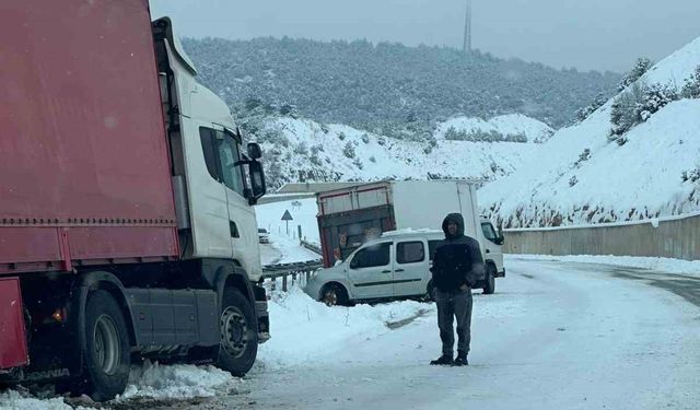 Yoğun kar nedeniyle Niksar-Erbaa kara yolunda trafik durma noktasına geldi