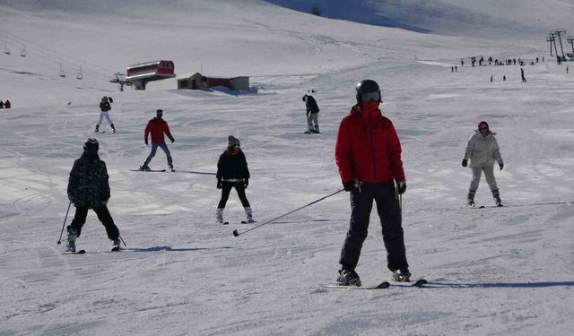 Yoğun kar yağışı Abalı Kayak Merkezi'ni yeniden hareketlendirdi