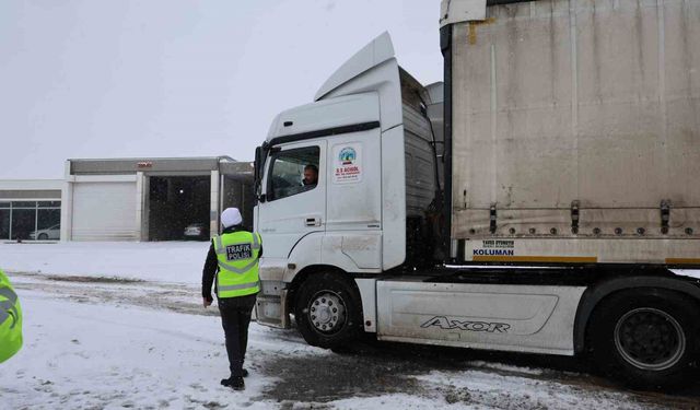 Yoğun kar yağışı ulaşımı etkiledi