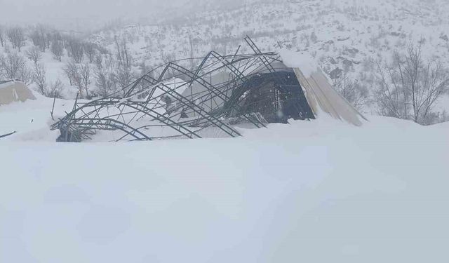 Yoğun kar yağışına dayanamayan halı sahanın demirleri çöktü