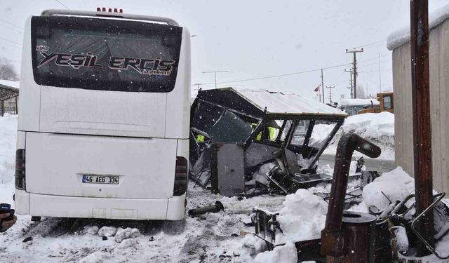 Yolcu otobüsü polis noktasına çarptı: 4 polis yaralandı