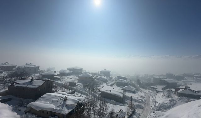 Yüksekova'da buz sarkıtları 3 metreyi aştı