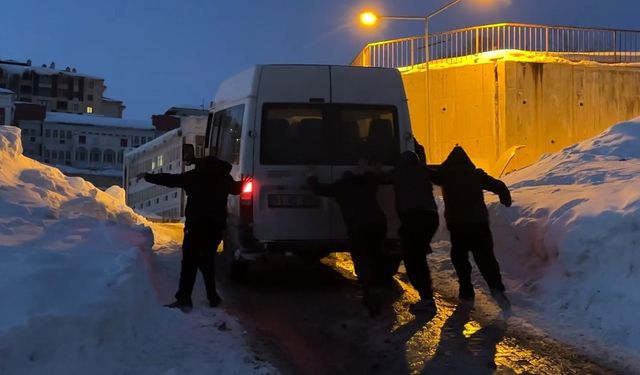 Yüksekova'da buzlu yolda mahsur kalan minibüsü vatandaşlar kurtardı