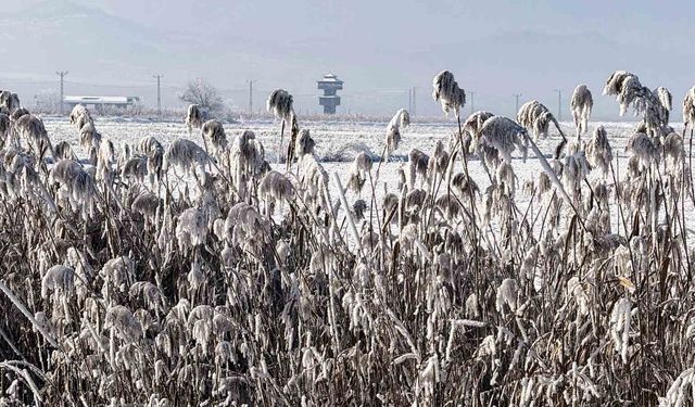 Yüzeyi buz tutan Kaz gölü kış manzarası ile mest etti