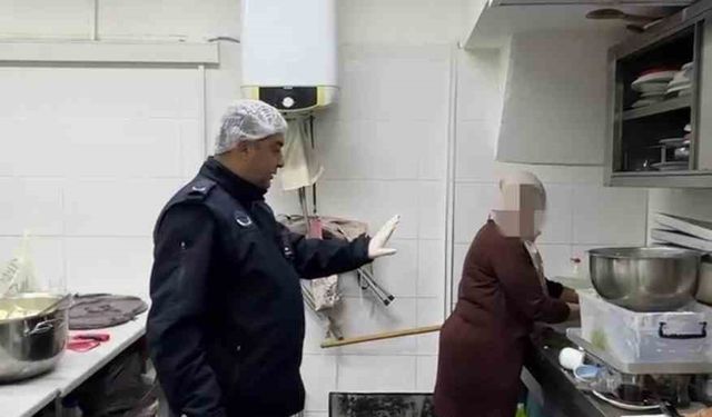 Zabıta denetimi esnasında mutfak tezgahında yıkanan paspas mide bulandırdı