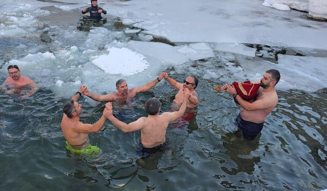 Buz tutan suda yüzerek eğlendiler