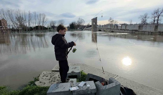 11 yaşındaki çocuk, taşkın bölgesine balık tutmaya geldi