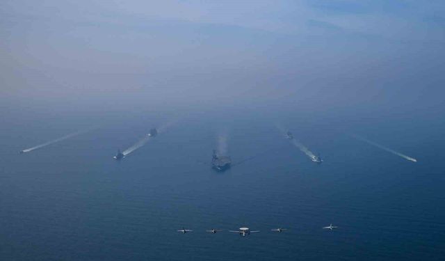 ABD ordusu, Umman Denizi'ndeki uçak gemisi grubunun fotoğraflarını paylaştı