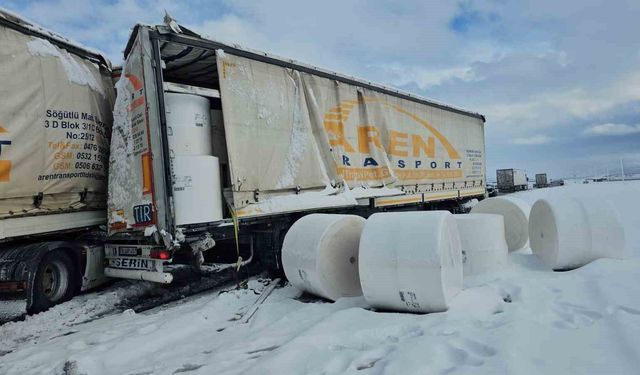 Adilcevaz'da tırlar çarpıştı