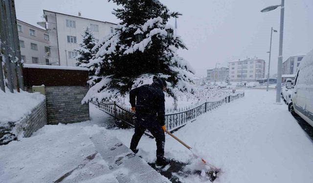 Akdağmadeni Belediyesi ekipleri karla mücadele için sahada