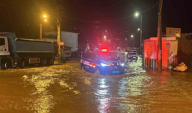 Alanya'da Oba çayı taştı, caddeler sular altında kaldı