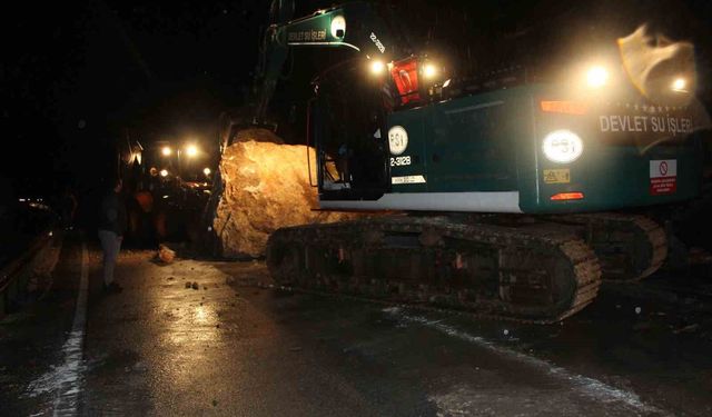 Amasya'da dağdan kopan dev kayalar yola düştü