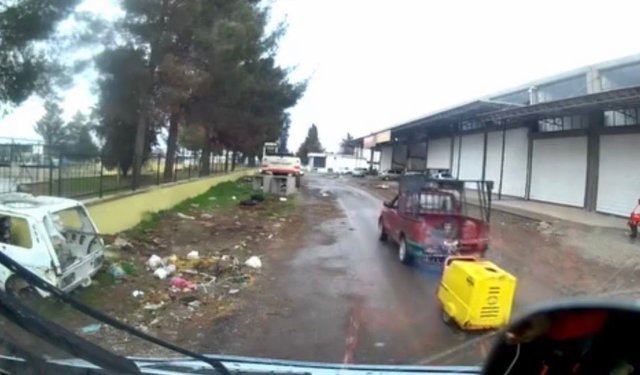 Aracın kasasında oturan çocuk düşme tehlikesiyle karşı karşıya kaldı