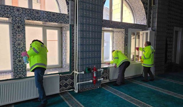 Ardahan'da Ramazan öncesi camilerde temizlik