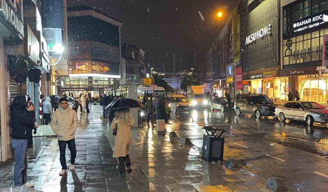 Arnavutköy'de kar yağışı başladı