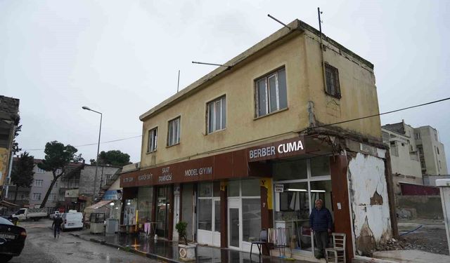 Asrın felaketi meslek aşkını yıkamadı: 50 yıllık berber, hasarlı dükkanını terk etmedi