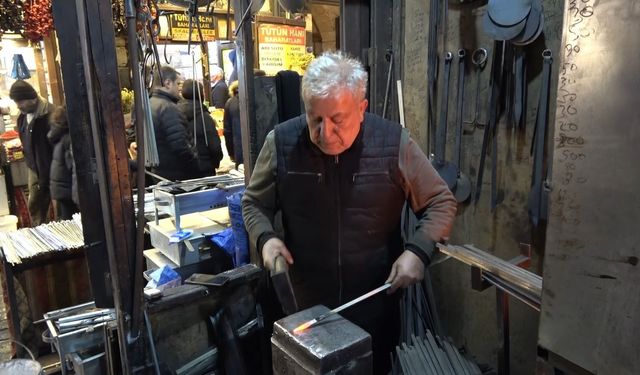 Ateş başında 60 yıldır demir dövüyor