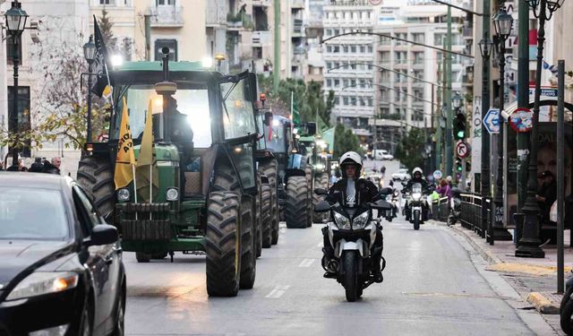 Atina'da çiftçilerden, parlamento binası önünde traktörlü protesto