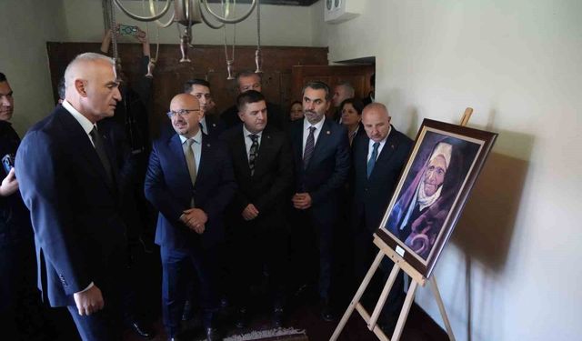 Bakan Ersoy, 'Kralların Ressamı' Rahmi Pehlivanlı'nın eserlerini inceledi