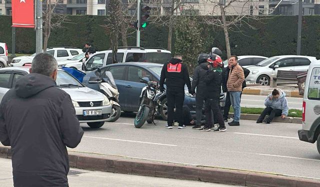 Balıkesir'de otomobil, motosiklete çarptı; 1 yaralı