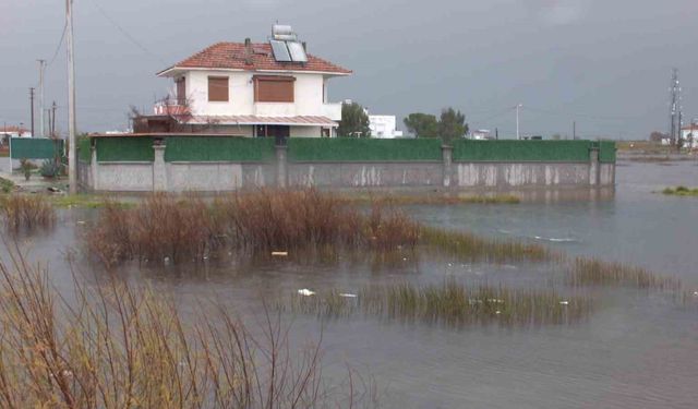 Balıkesir'de yazlıklar su altında kaldı