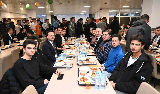 Başkan Başdeğirmen, KYK erkek yurdunda öğrencilerle iftar sofrasında buluştu