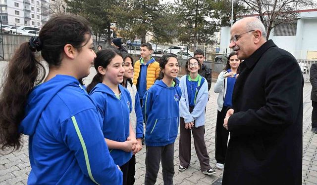 Başkan Er, İnönü Ortaokulu'na konuk oldu