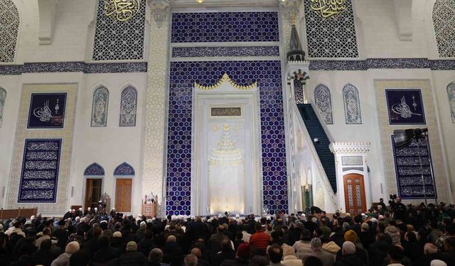 Berat Gecesi tüm yurtta dualarla idrak edildi