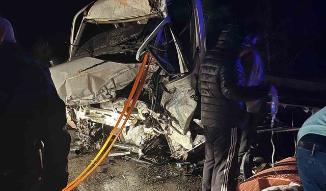 Burdur'da kamyonet ile tır çarpıştı: 2'si ağır 3 yaralı